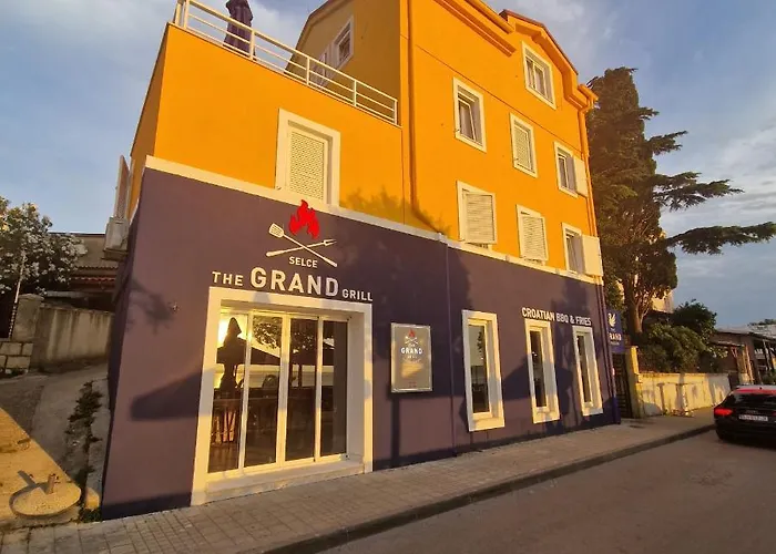 Grand - Beachfront Rooms & Apartments