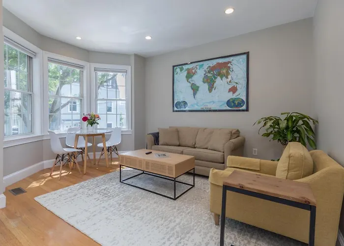 Sunny Convenient Home W/ Private Patio! Easy Walk To Everything!