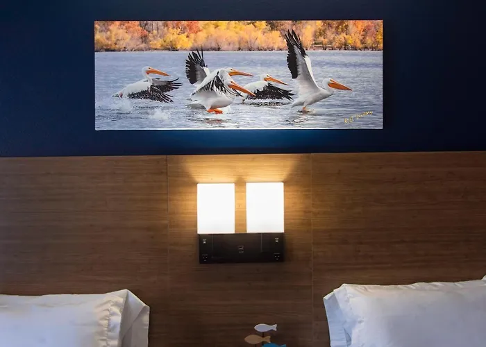 Hilltop Inn & Suites
