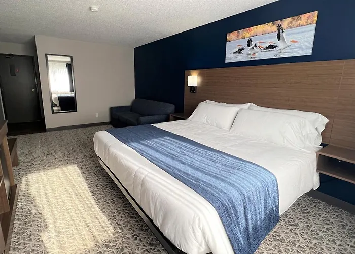 Hilltop Inn & Suites