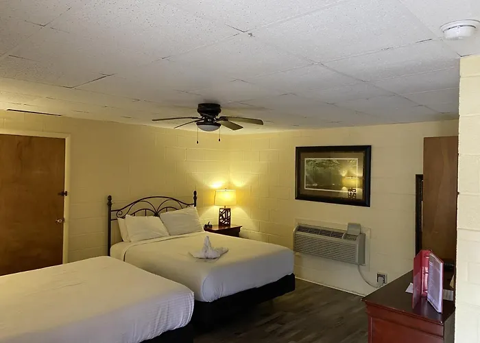 Ji11 - Queen Guest Room Located At The Joplin Inn