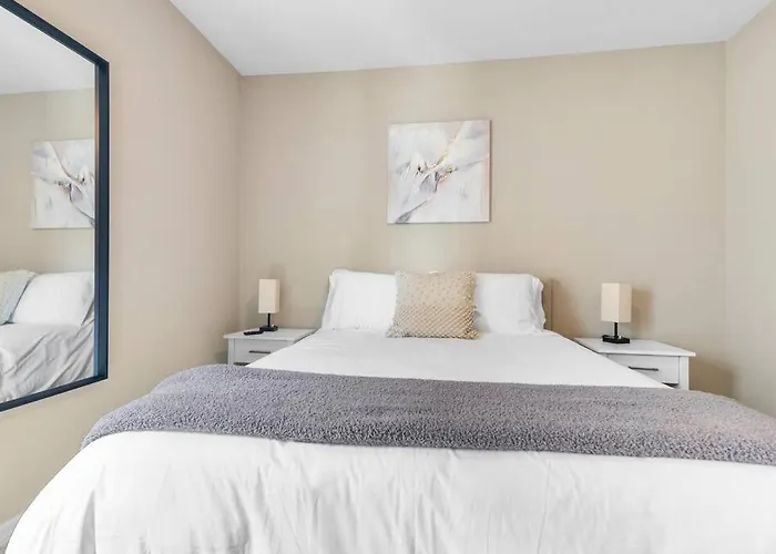 Sophisticated 3Bd/2Ba Retreat: Pool, Gym, Laundry