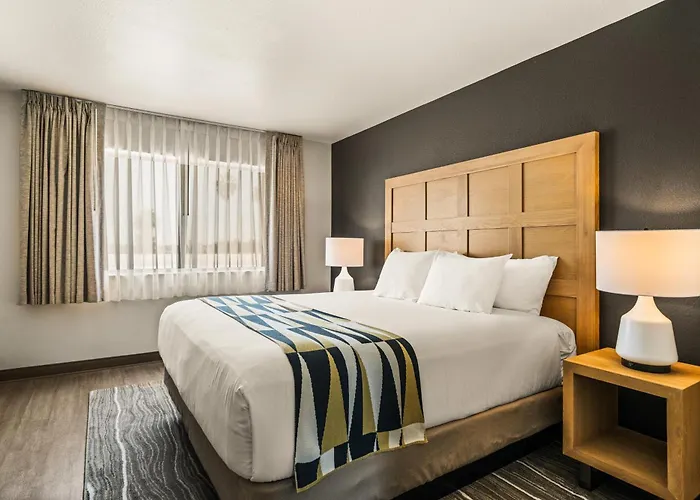 Oxford Suites Redding