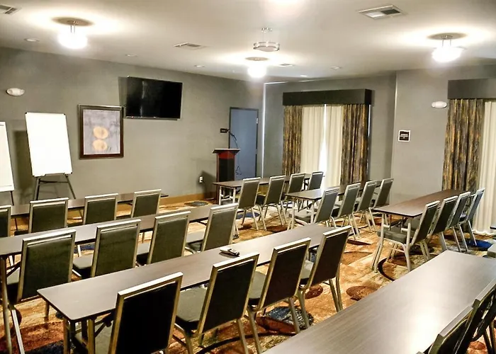 Del-Mar Airport Inn & Suites