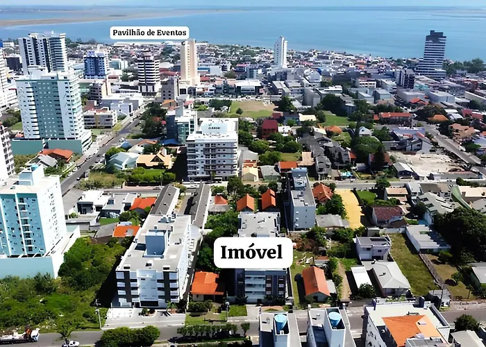 Apartamento centralizado à poucas quadras do mar.