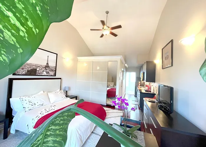 Stunning Rooms In Townhouse Across The Beach