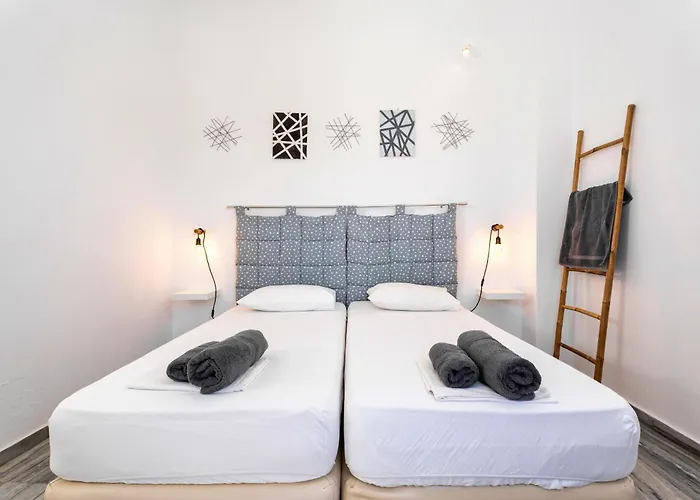 Adamantas (Milos) Hostels