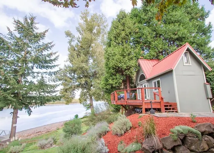 Milwaukie Riverfront Guest House