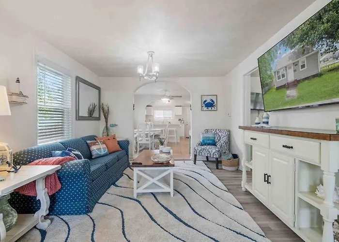 Beach Bungalow - 1 Block To Beach - Pets Welcome!