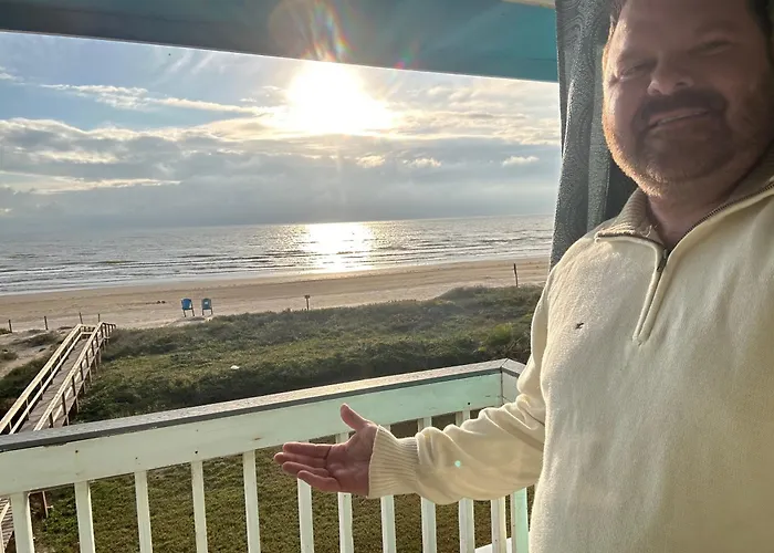 Beachfront Retreat! 3 Steps To Walkover!