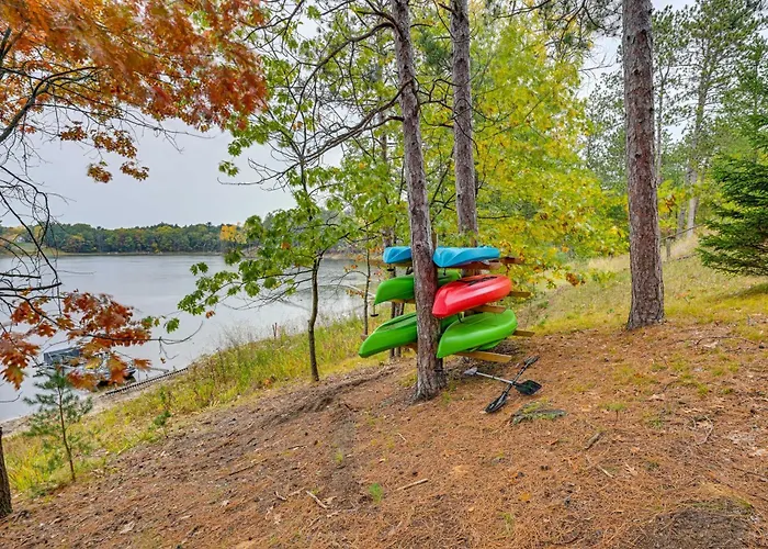 Quiet Retreat On Lake W/ Kayaks, Boats + Bikes!