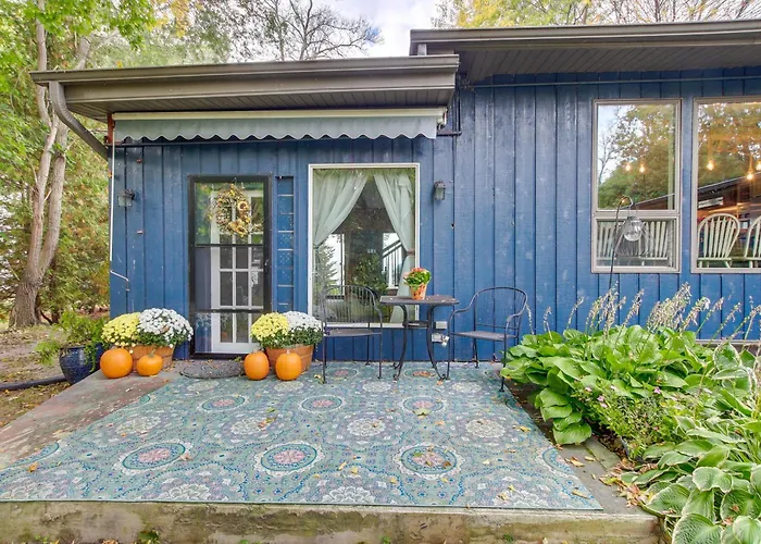 Spacious Waterfront Retreat Near Uw-Green Bay