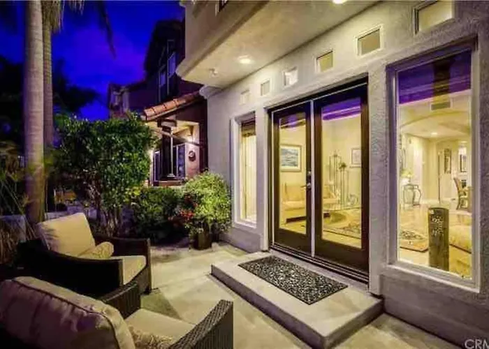 The White Beach House Of Huntington