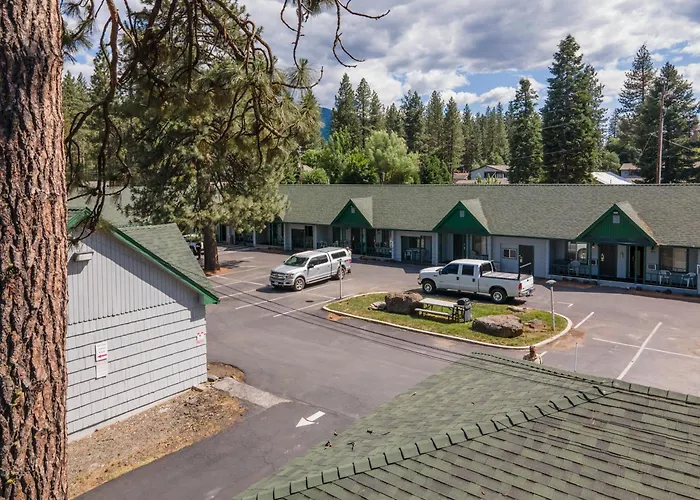 Green Gables Motel & Suites