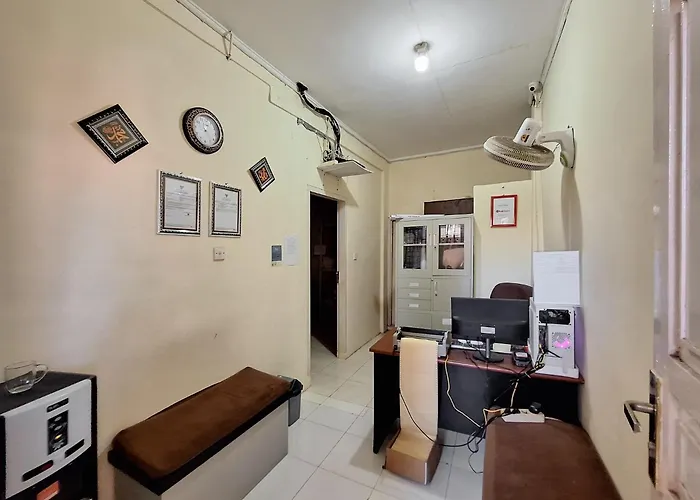 Reddoorz Syariah Near Pasar Raya Padang