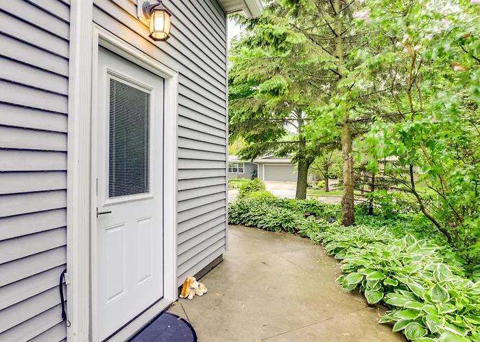 Sheboygan Getaway W/ Deck + On-Site Lake Access!