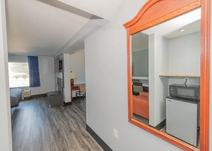 Jamestown Inn & Suites