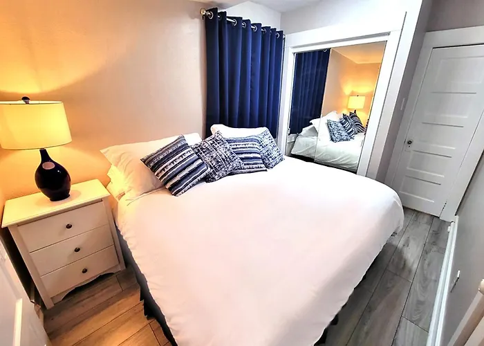 Beautiful Guesthouse, Sleeps 4 - Kitchen, Private Laundry, Ac, Parking, 65' Tv, Close To Stores, Restaurants & Beach