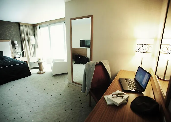 Demora Hotel