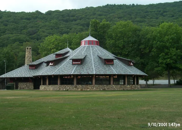 Overlook Lodge And Stone Cottages At Bear Mountain