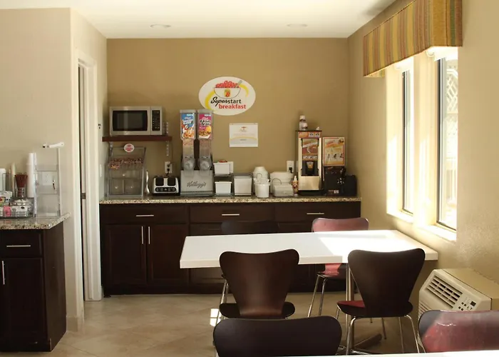 Super 8 By Wyndham Montrose