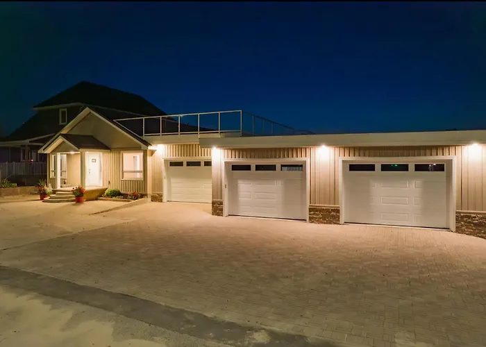 Shoreline Palace - 6 Bed, 3 Bath, Beachfront, Swim Spa, Pool Table