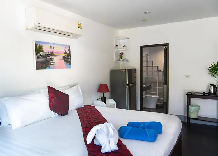 Deng'S Kamala Beach Guesthouse