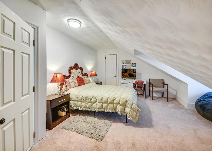 Hampton Sanctuary W/ Fire Pit & Fenced Yard!