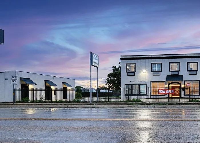 Hotel Dilley Grand