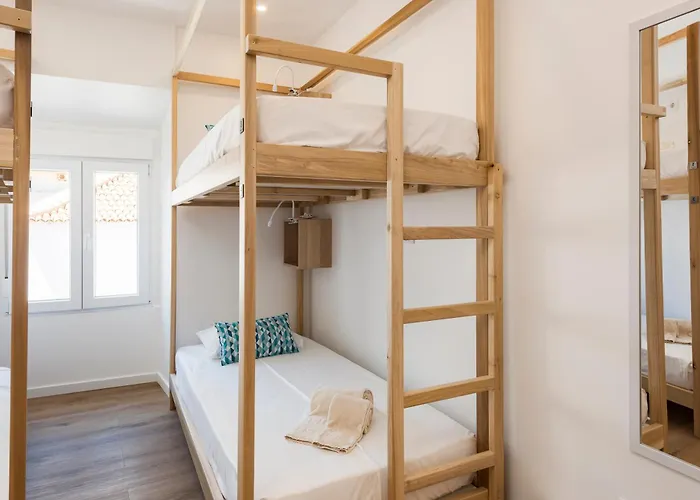 Madalena Hostel E Suites