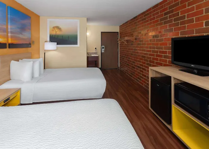 Days Inn By Wyndham Rockford I-90 Walking Distance To Casino