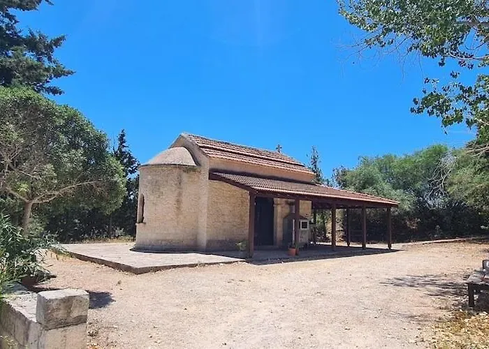 Arodes Asteria Volunteer & Youth Eco-House
