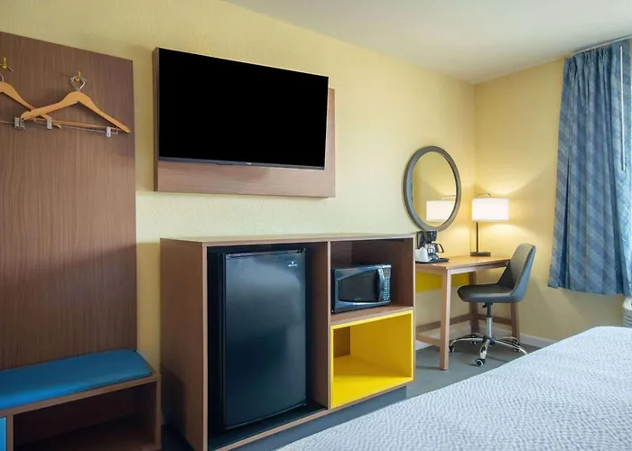Days Inn By Wyndham Evansdale Waterloo