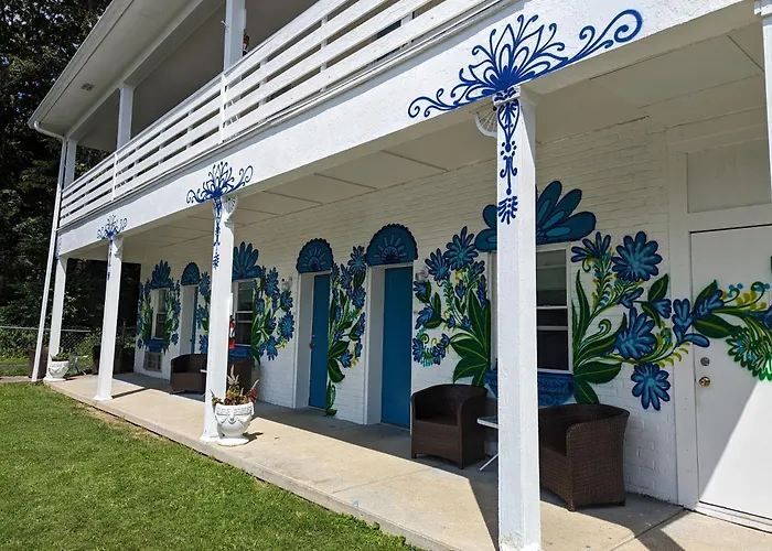 Riverboat Inn & Suites