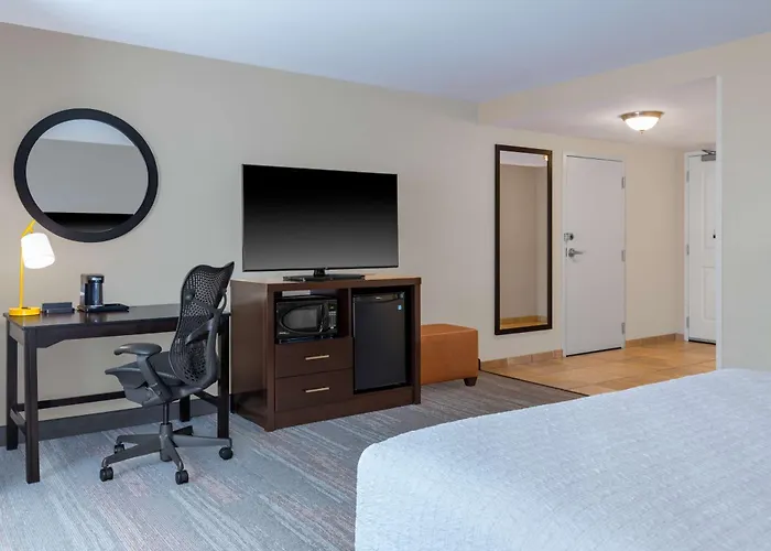 Hampton Inn & Suites Madison Downtown