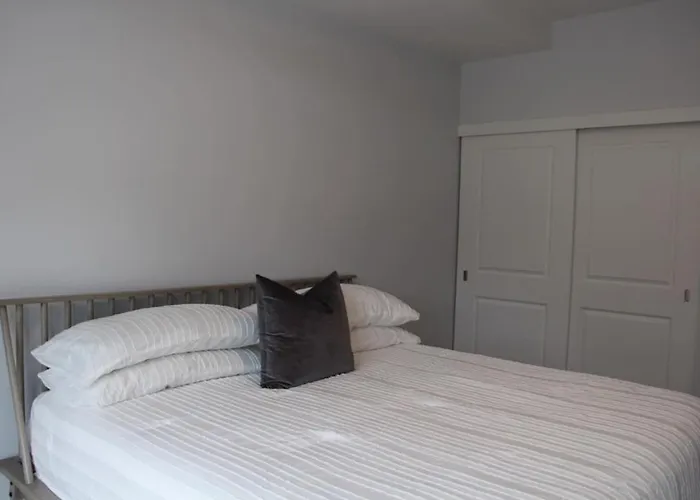 Beachview Getaway At The New Carlyle 300 On The Main Strip In Grand Bend