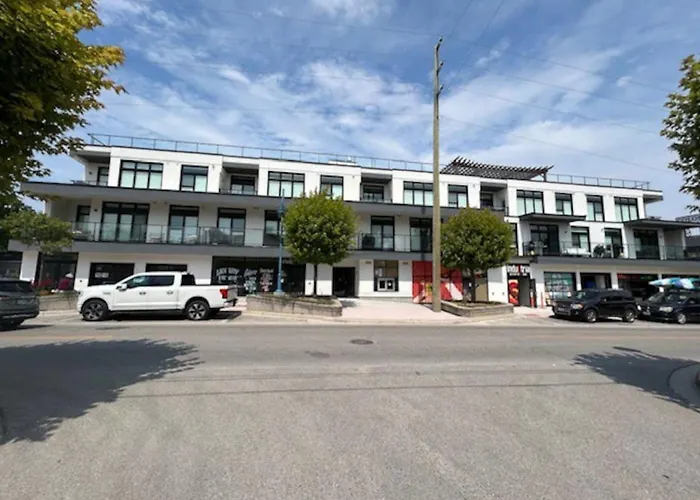 Beachview Getaway At The New Carlyle 305 On The Main Strip In Grand Bend
