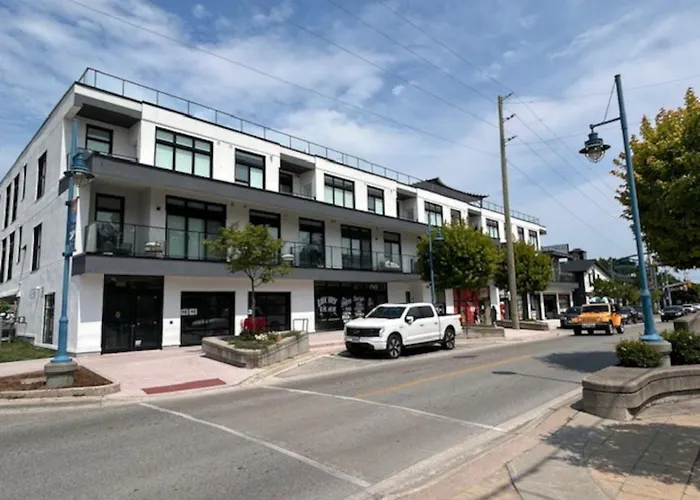 Beachview Getaway At The New Carlyle 200 On The Main Strip In Grand Bend