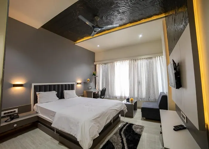 Hotel Kv Pride, Chikhali