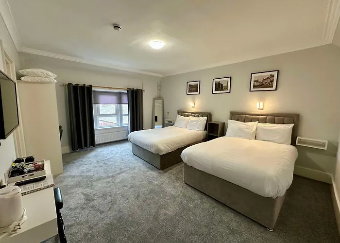 Airlie Arms Hotel