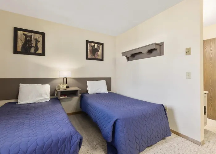 Pelican Lakes Motel