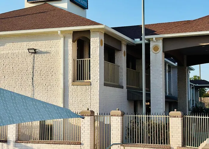 Magnolia Inn And Suites