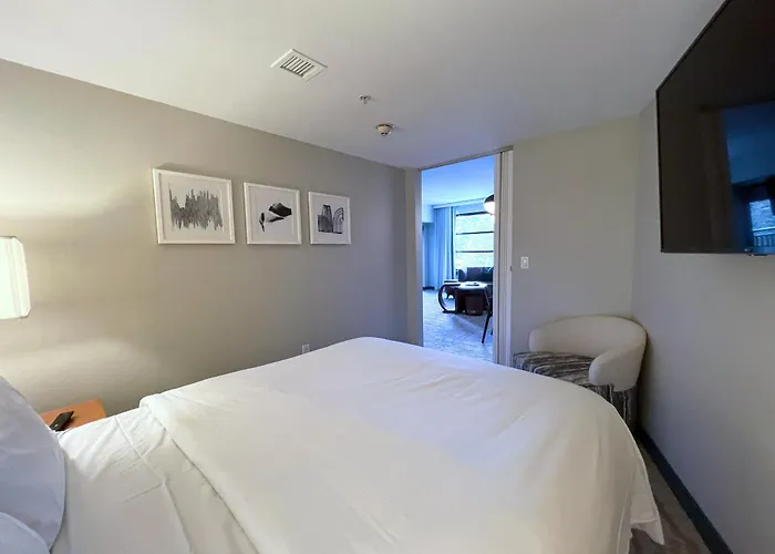 Luxury 2 Bedroom Penthouse With Stunning Views!