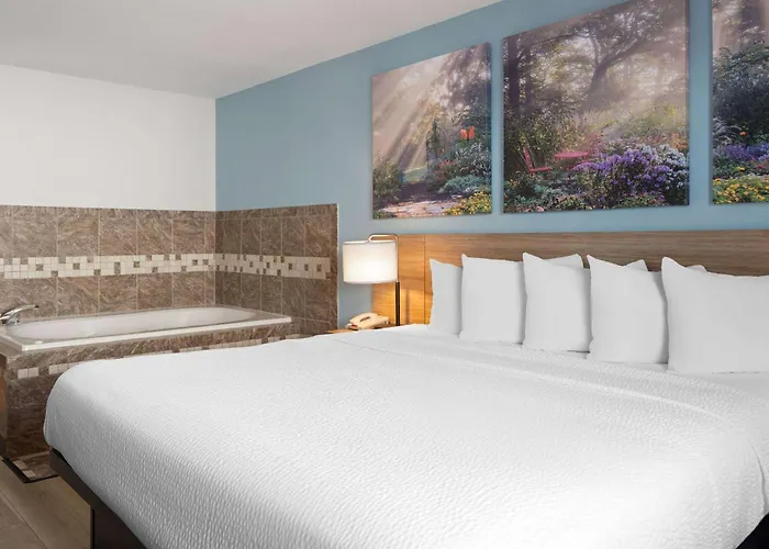 Days Inn By Wyndham Neenah