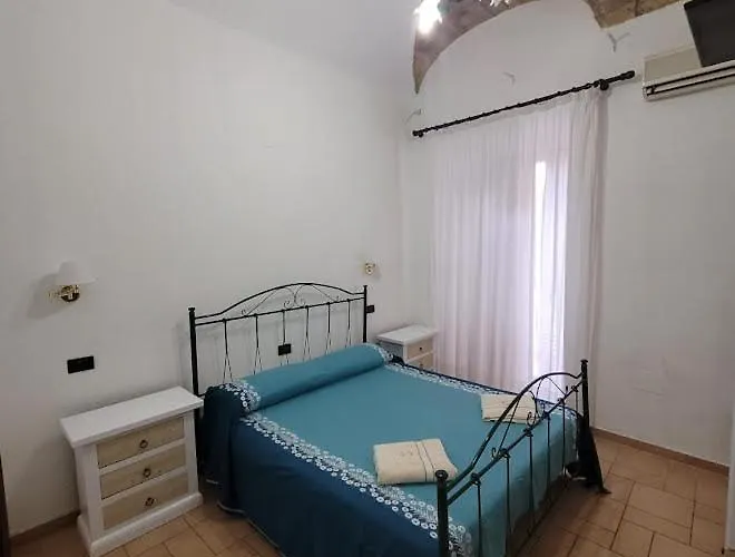 Rooms & B&B