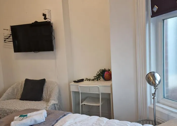 Aunty Katie'S House, Ni Tourist Board Certified & Located On The Main Oldpark Road To Belfast, With Free Continental Breakfast & Free Ultra Fast Sky Internet, Free Sky Sports & Free Sky Cinema, Self-Check In After 10Pm Gmt