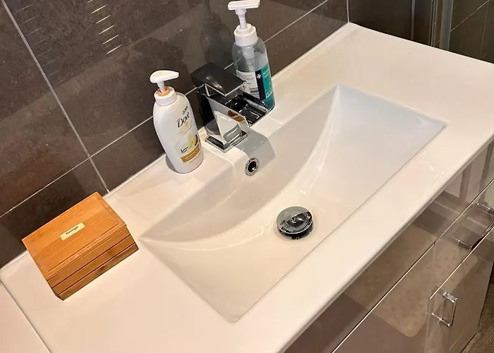 Gatwick Guest House - Short & Long Stay, Airport Parking, Airport Shuttle, Early & Late Check In