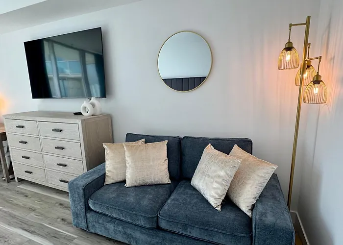 Balcony Ocean Views - Pool, Gym, Wi-Fi & Parking