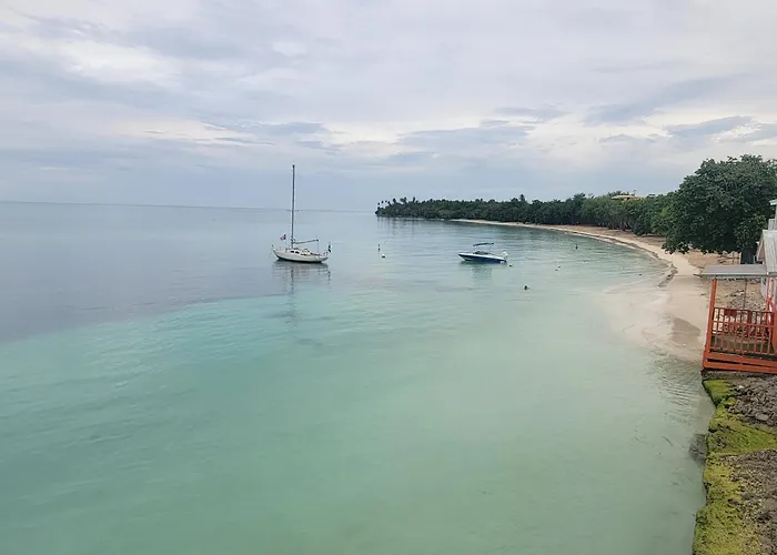 The Red Door Beach House, Buye Beach
