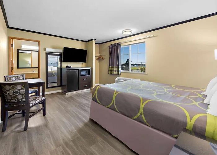 Super 8 By Wyndham Crescent City
